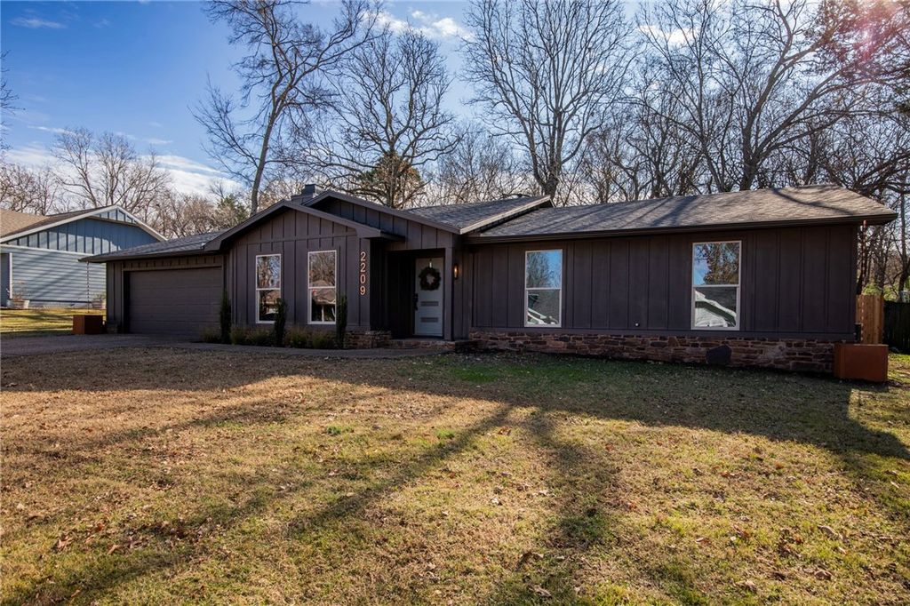 2209 Golden Oaks Drive, Fayetteville, AR 72703