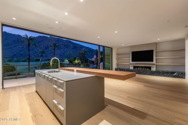 4575 N PHOENICIAN Boulevard 2, Scottsdale, AZ 85251