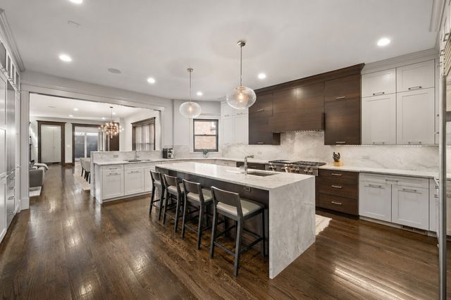 652 W Sheridan Road, Chicago, IL 60613