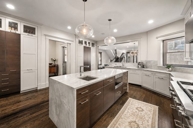 652 W Sheridan Road, Chicago, IL 60613