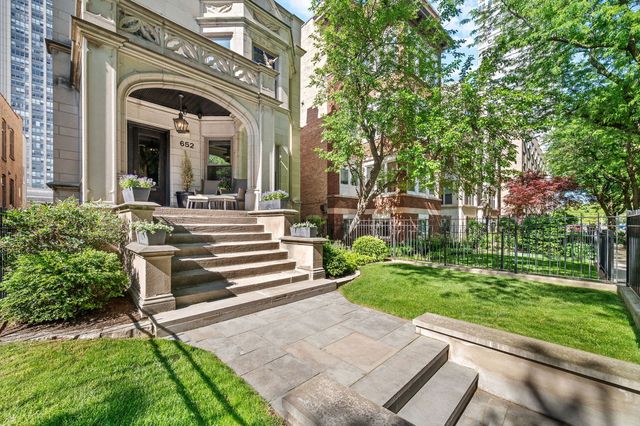 652 W Sheridan Road, Chicago, IL 60613
