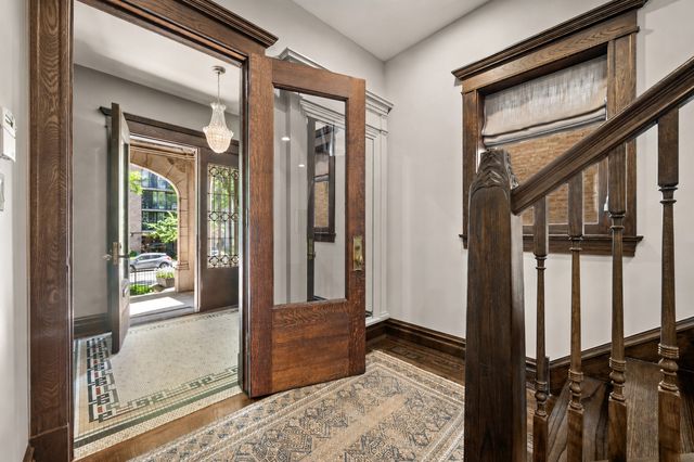 652 W Sheridan Road, Chicago, IL 60613