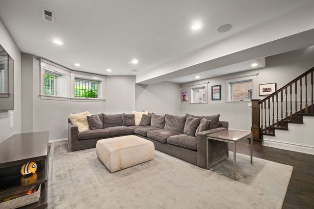 652 W Sheridan Road, Chicago, IL 60613