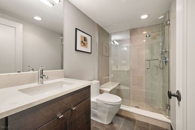 652 W Sheridan Road, Chicago, IL 60613