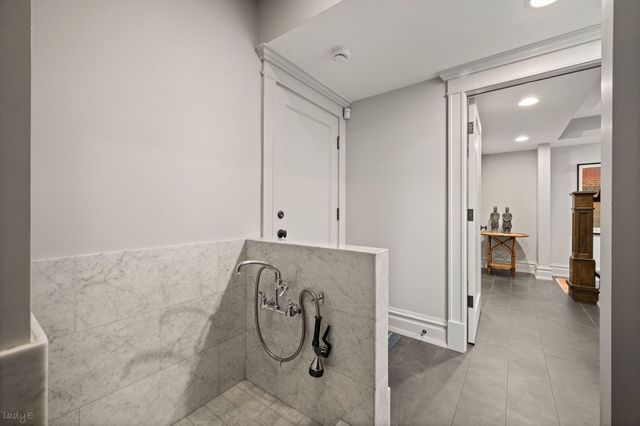 652 W Sheridan Road, Chicago, IL 60613
