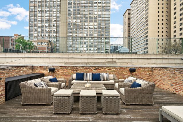 652 W Sheridan Road, Chicago, IL 60613