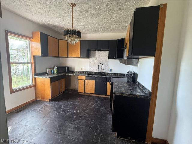 34 Montgomery, Youngstown, OH 44506