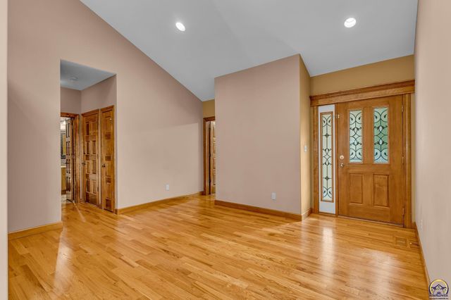 1106 SW Red Oaks CT, Topeka, KS 66615
