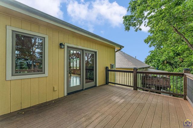 1106 SW Red Oaks CT, Topeka, KS 66615