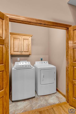 1106 SW Red Oaks CT, Topeka, KS 66615