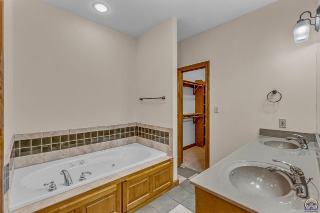 1106 SW Red Oaks CT, Topeka, KS 66615
