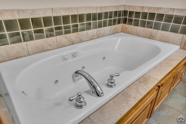 1106 SW Red Oaks CT, Topeka, KS 66615