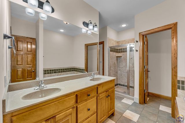 1106 SW Red Oaks CT, Topeka, KS 66615