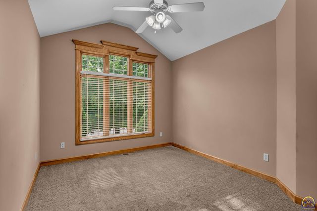 1106 SW Red Oaks CT, Topeka, KS 66615