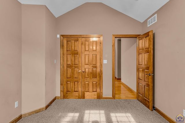 1106 SW Red Oaks CT, Topeka, KS 66615