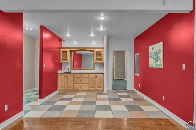 1106 SW Red Oaks CT, Topeka, KS 66615