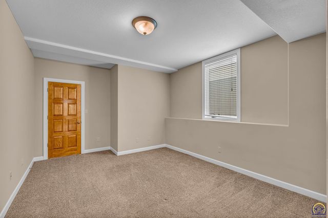 1106 SW Red Oaks CT, Topeka, KS 66615