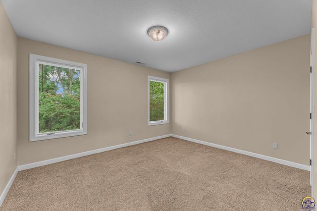 1106 SW Red Oaks CT, Topeka, KS 66615