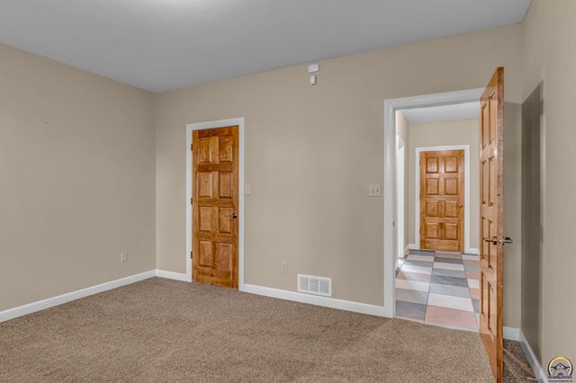 1106 SW Red Oaks CT, Topeka, KS 66615