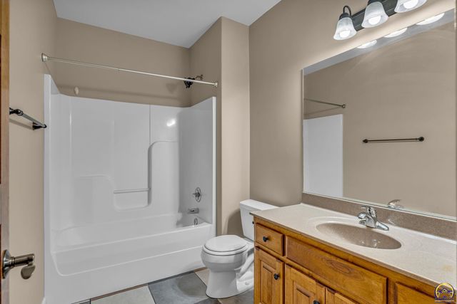 1106 SW Red Oaks CT, Topeka, KS 66615