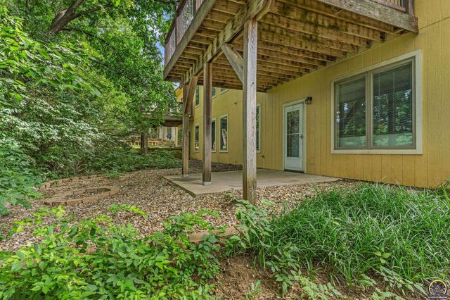 1106 SW Red Oaks CT, Topeka, KS 66615