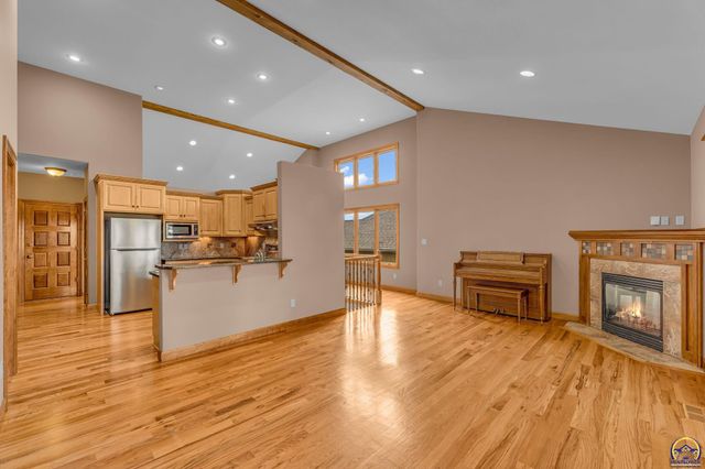 1106 SW Red Oaks CT, Topeka, KS 66615