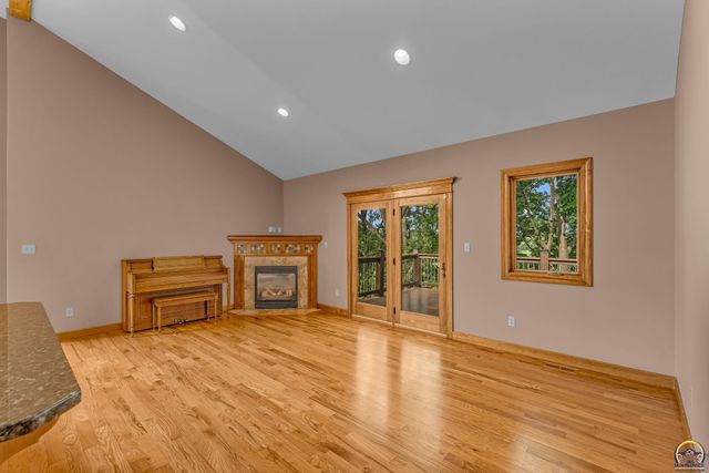 1106 SW Red Oaks CT, Topeka, KS 66615