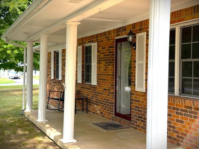 212 Austin Cir, Livingston, TN 38570