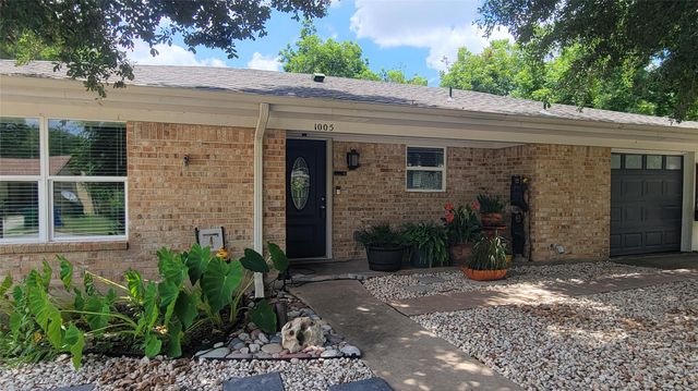 1005 George ST, Taylor, TX 76574