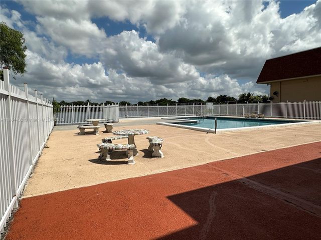 250 NW 107th Ave 202, Miami, FL 33172