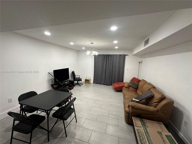250 NW 107th Ave 202, Miami, FL 33172