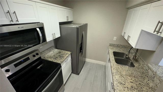 250 NW 107th Ave 202, Miami, FL 33172