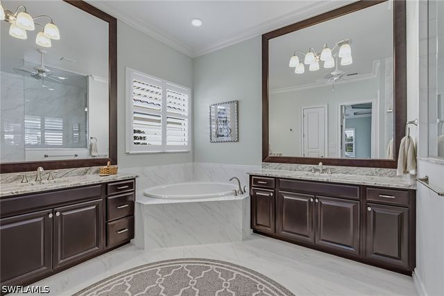 9454 Lagomar CT, Naples, FL 34114