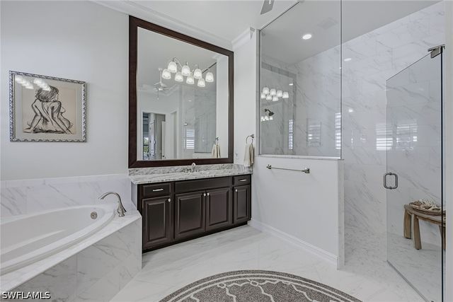 9454 Lagomar CT, Naples, FL 34114