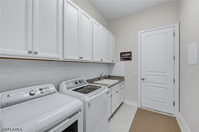 9454 Lagomar CT, Naples, FL 34114
