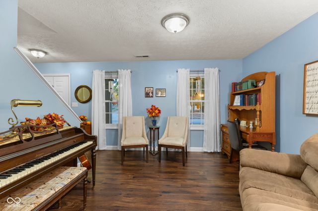 6913 Thousand Oaks Drive, Indianapolis, IN 46214