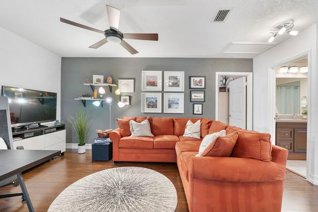 11377 Lakeview Drive 69-u, Coral Springs, FL 33071