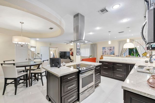 11377 Lakeview Drive 69-u, Coral Springs, FL 33071