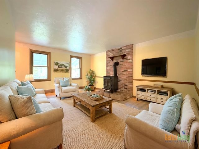 107 Douglas Pike, Uxbridge, MA 01569