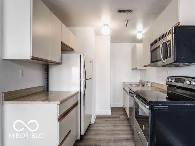 230 E 9th Street APT 304, Indianapolis, IN 46204