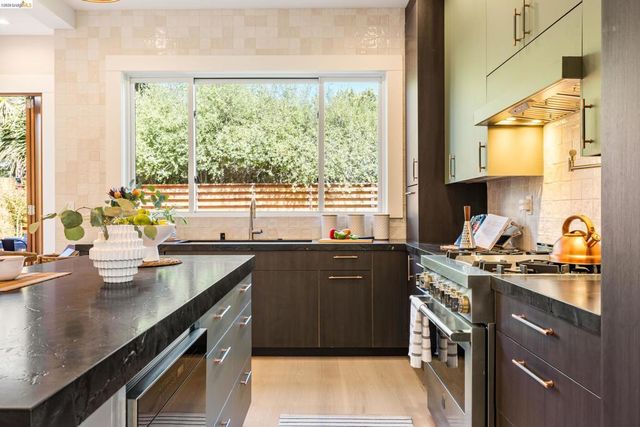 2619 Mathews St, Berkeley, CA 94702
