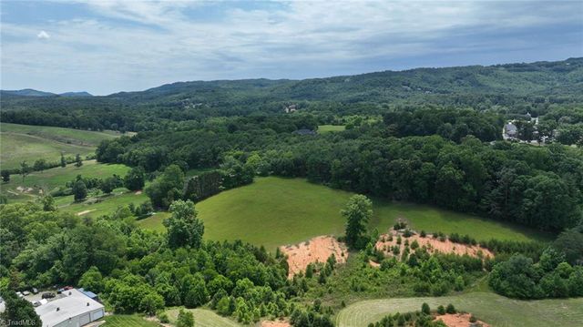 201 Oakwoods Lane, Wilkesboro, NC 28697