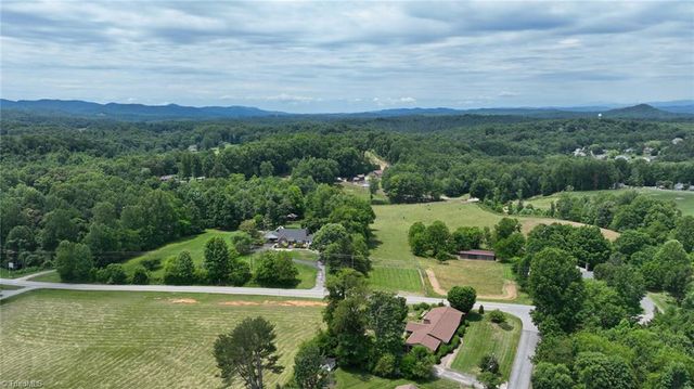 201 Oakwoods Lane, Wilkesboro, NC 28697