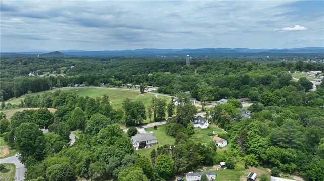 201 Oakwoods Lane, Wilkesboro, NC 28697