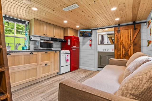 90 Railroad Lock Loop, Beattyville, KY 41311