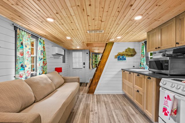 90 Railroad Lock Loop, Beattyville, KY 41311