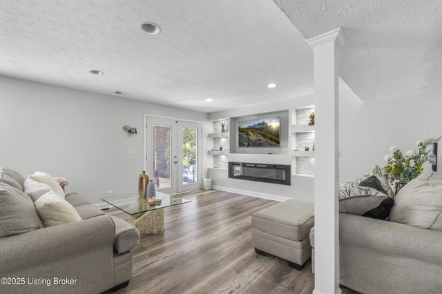 6110 Lazy Run Rd, Louisville, KY 40219
