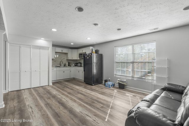 6110 Lazy Run Rd, Louisville, KY 40219
