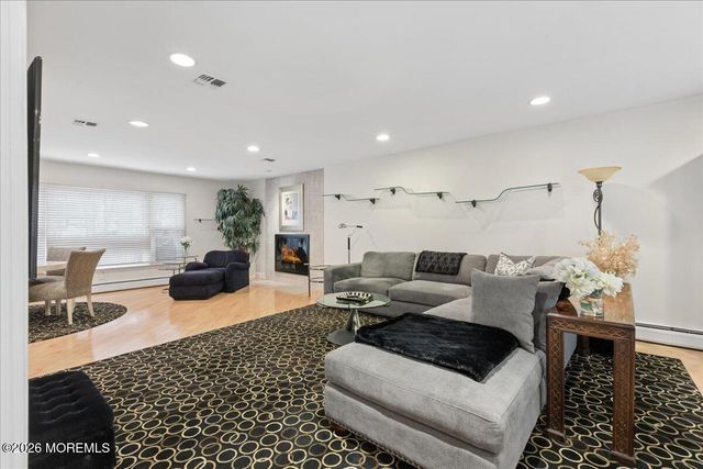 5 Crown Court, Manalapan, NJ 07726