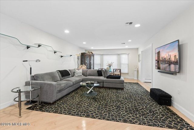 5 Crown Court, Manalapan, NJ 07726